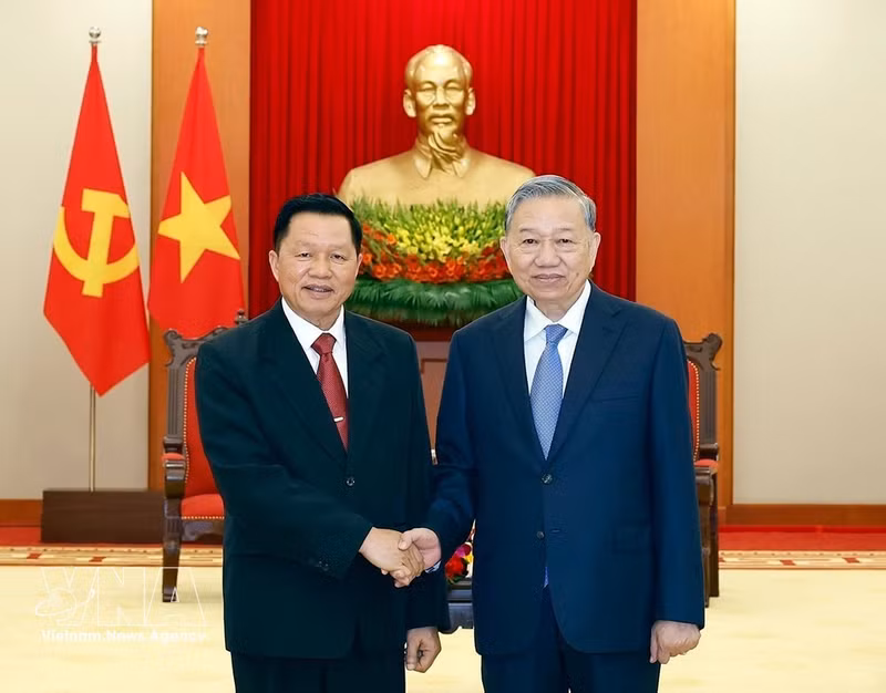 Party General Secretary To Lam (right) receives Lao Minister of Public Security Vanthong Kongmany in Hanoi on March 20. (Photo: VNA)