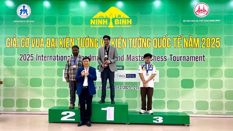 Vidyarthi Vyom of the US wins the championship title in the GM category.