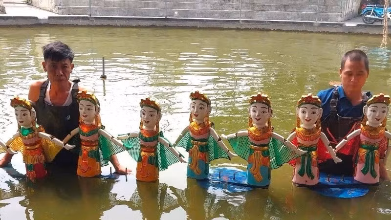 A performance by the Nguyen Xa water puppet troupe (Dong Hung commune, Hung Yen province).