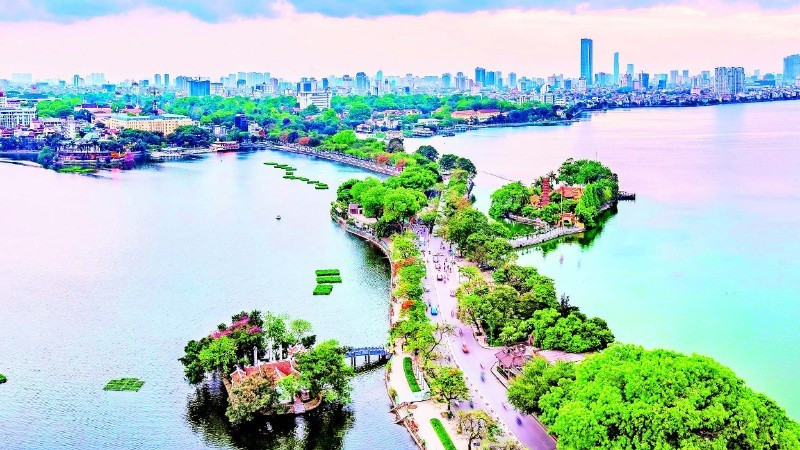 West Lake and Truc Bach Lake hold profound historical and cultural value and are an important part of the spiritual life of Ha Noi’s people. (Photo: Tue Nghi)