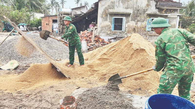 Officers and soldiers of Xuan Hoa Border Guard Post are constructing various facilities to help Kieu’s family stabilise their lives.