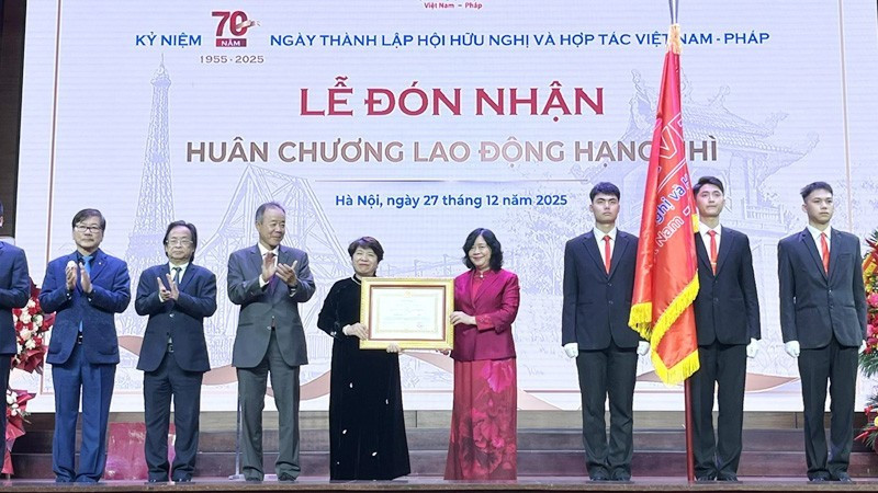 The Viet Nam-France Friendship and Cooperation Association receives the Second Class Labour Order at the ceremony.