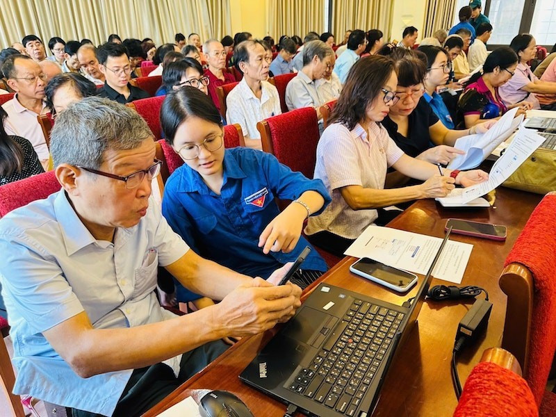 Youth Union members of Van Mieu-Quoc Tu Giam ward support party members in carrying out Party administrative procedures on the National Public Service Portal. (Photo: BAO LAM).