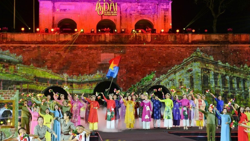 Ha Noi Ao Dai Tourism Festival 2024 with the theme “Ha Noi - The Quintessence of Ao Dai”. (Photo: THE DAI)