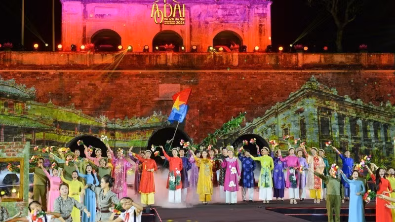 Ha Noi Ao Dai Tourism Festival 2024 with the theme “Ha Noi - The Quintessence of Ao Dai”. (Photo: THE DAI)