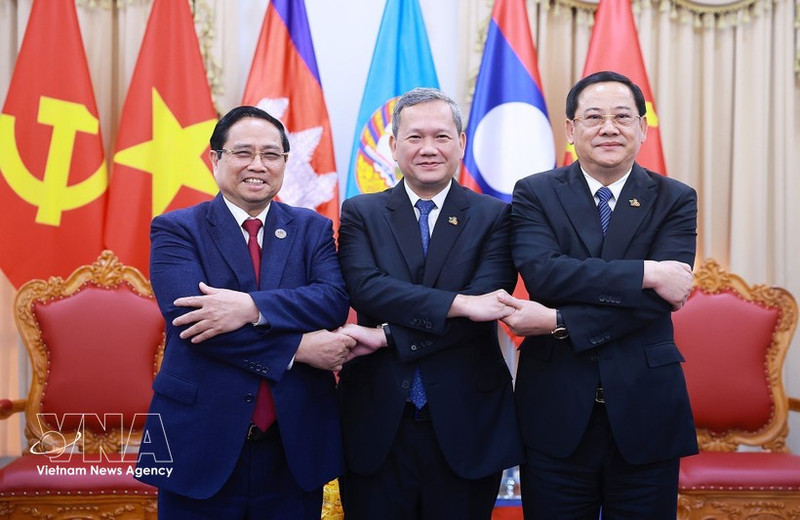 Vietnamese Prime Minister Pham Minh Chinh (first, left), Cambodian PM Hun Manet (middle) and Lao PM Sonexay Siphandone meet in Phnom Penh on February 6. (Photo: VNA)