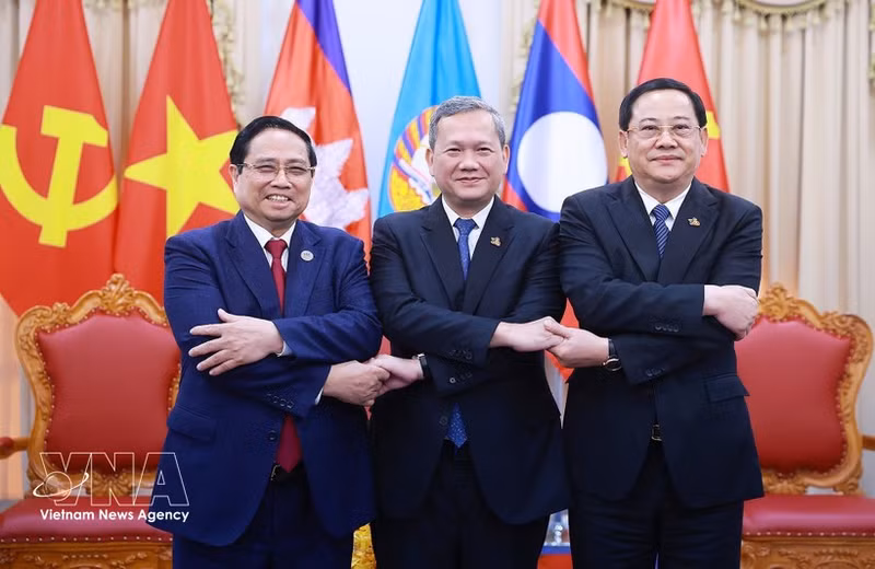Vietnamese Prime Minister Pham Minh Chinh (first, left), Cambodian PM Hun Manet (middle) and Lao PM Sonexay Siphandone meet in Phnom Penh on February 6. (Photo: VNA)