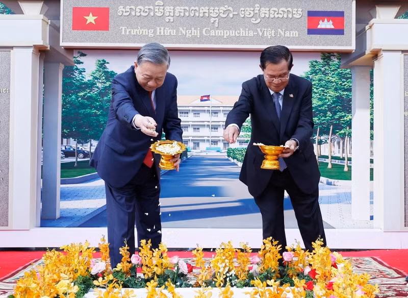 General Secretary of the Communist Party of Viet Nam Central Committee To Lam (L) and President of the Cambodian Senate Hun Sen at the ground-breaking ceremony for the Cambodia – Viet Nam Friendship School in Phnom Penh on February 6. (Photo: VNA)