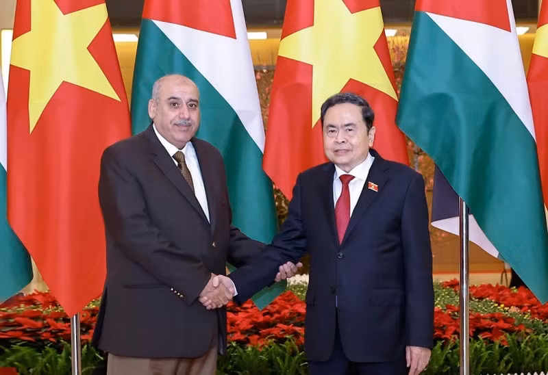 National Assembly Chairman Tran Thanh Man (Right) and Speaker of the Jordanian House of Representatives Mazen Turki El Qadi. (Photo: VNA)
