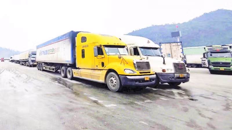 Trucks carrying goods at the Tan Thanh border gate area, Lang Son province. (Photo: QUOC DAT)