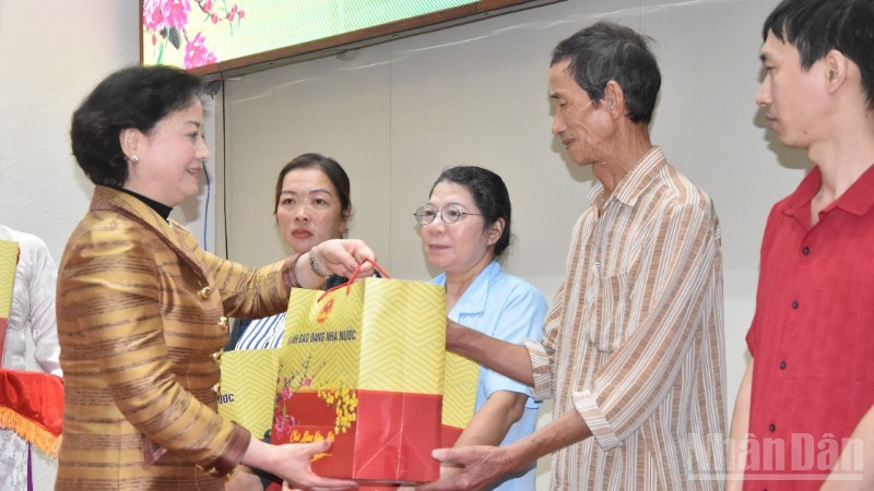 Deputy PM Pham Thi Thanh Tra presents gifts to disadvantaged workers in Dong Thap province.