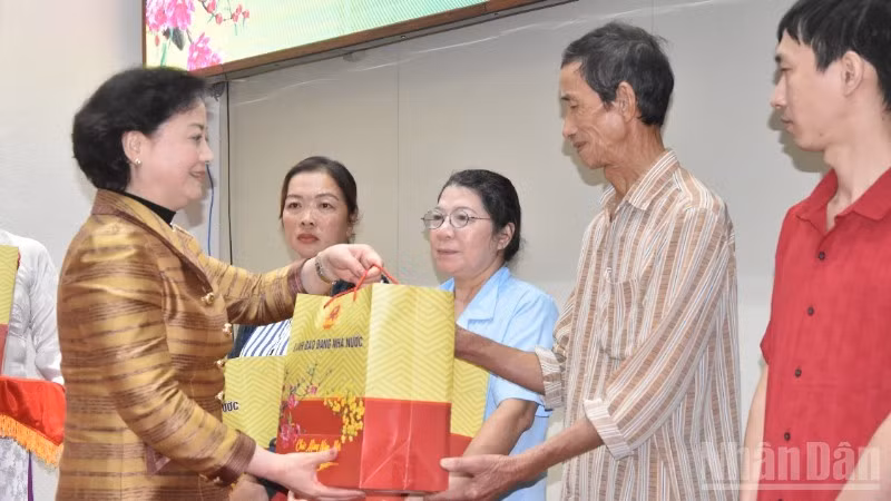 Deputy PM Pham Thi Thanh Tra presents gifts to disadvantaged workers in Dong Thap province.