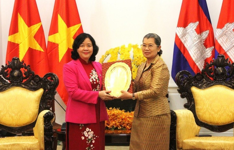 Bui Thi Minh Hoai (L), Politburo member, Secretary of the Communist Party of Viet Nam (CPV) Central Committee and President of the Viet Nam Fatherland Front (VFF) Central Committee, presents a souvenir to Men Sam An, Vice President of the Cambodian People's Party (CPP) and President of the National Council of the Solidarity Front for the Development of Cambodia Motherland (SFDCM), in Phnom Penh on February 6. (Photo: VNA)