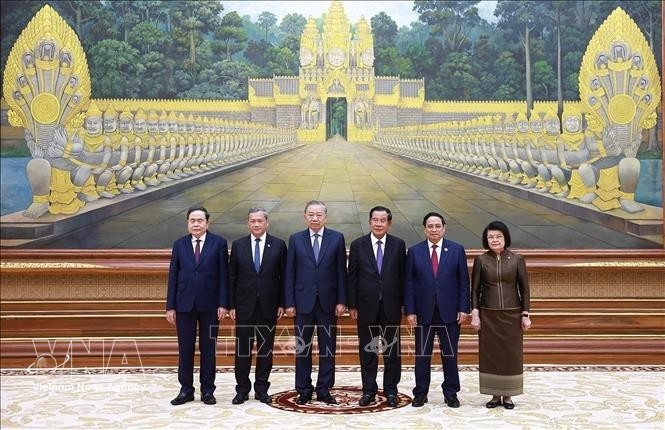 From left: Samdech Techo Hun Sen (4th), President of the Senate and Acting Head of State of Cambodia, welcomes Vietnamese Party General Secretary To Lam (3rd) and the high-level Vietnamese delegation to the state banquet. (Photo: VNA)