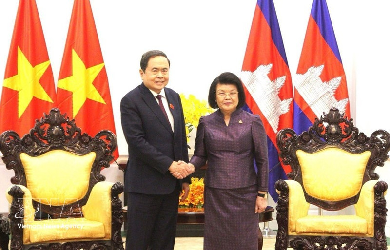 At the meeting between Chairman of the Vietnamese National Assembly Tran Thanh Man and President of the Cambodian National Assembly Khuon Sudary in Phnom Penh on February 6. (Photo: VNA)