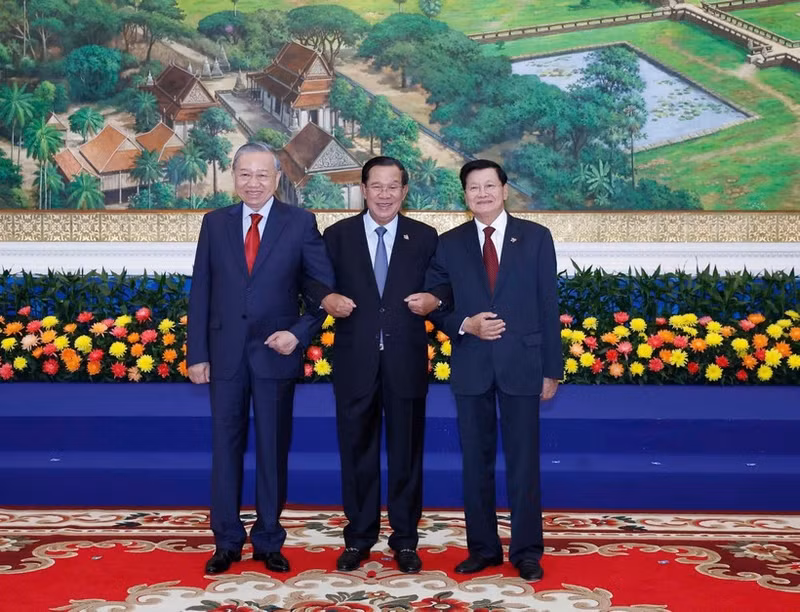 General Secretary of the Communist Party of Viet Nam To Lam (first, left), President of the Cambodian People’s Party Hun Sen (middle) and General Secretary of the Lao People’s Revolutionary Party Thongloun Sisoulith meet in Phnom Penh on February 6. (Photo: VNA)
