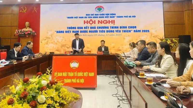 Leader of the Viet Nam Fatherland Front Committee of Ha Noi speaks at the conference.