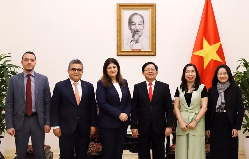 Deputy Prime Minister Ho Quoc Dung (third, right), Palestinian Minister of Foreign Affairs and Expatriates Varsen Aghabekian Shahin (third, left), and officials of the two countries (Photo: VNA)