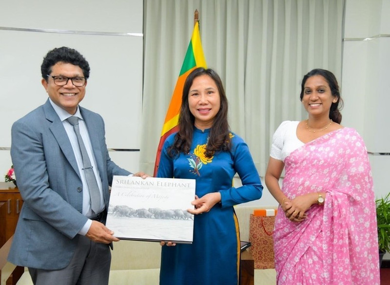 Sri Lankan Minister of Environment and Chairman of the Sri Lanka–Vietnam Parliamentary Friendship Group Dr Dammika Patabendi (left) presents a souvenir to Vietnamese Ambassador to Sri Lanka Trinh Thi Tam (centre). (Photo: VNA)