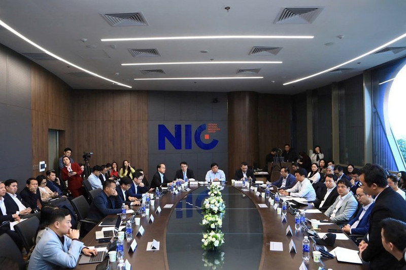 Deputy Prime Minister Nguyen Chi Dung (centre), officials of the Ministry of Finance and the Ministry of Science and Technology, representatives of research institutes and universities, and nearly 70 experts from 22 countries attend the event. (Photo: National Innovation Centre)