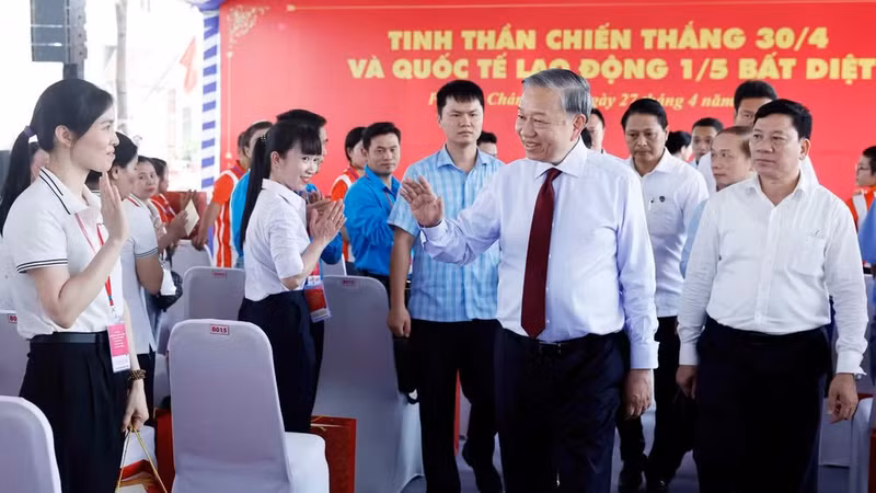 Party General Secretary and State President To Lam meets labourers in Ho Chi Minh City on April 27. (Photo: VNA)