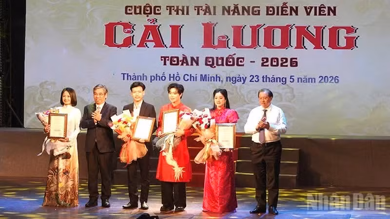 Representatives present the First Prizes to the four contestants. (Photo: Linh Bao)