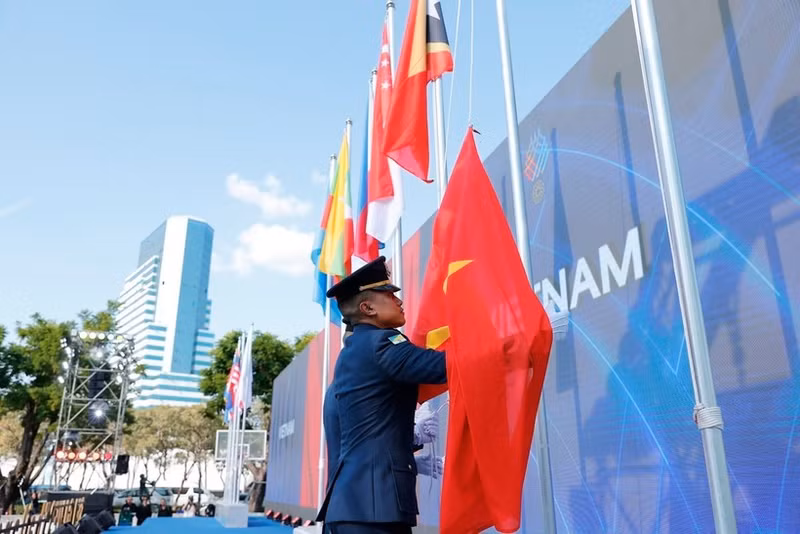 Flag-raising ceremony of the Vietnamese sports delegation at the 33rd SEA Games. (Photo: VNA)