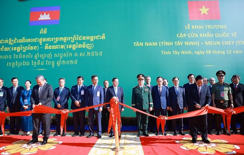 Vietnamese Prime Minister Pham Minh Chinh (R) and his Cambodian counterpart Samdech Thipadei Hun Manet cut the ribbon to inaugurate Tan Nam - Meun Chey int’l border gate pair. (Photo: VNA)