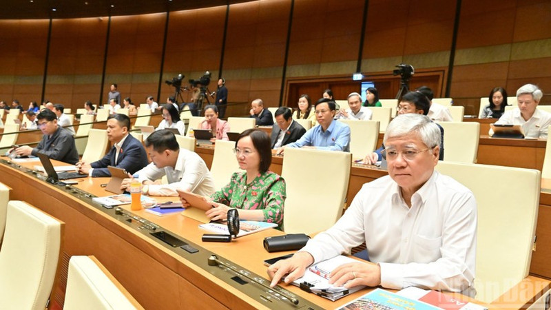 The National Assembly will vote to pass many important laws and resolutions in the last working week of the 10th session of the 15th National Assembly. (Photo: DUY LINH)