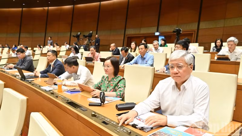 The National Assembly will vote to pass many important laws and resolutions in the last working week of the 10th session of the 15th National Assembly. (Photo: DUY LINH)