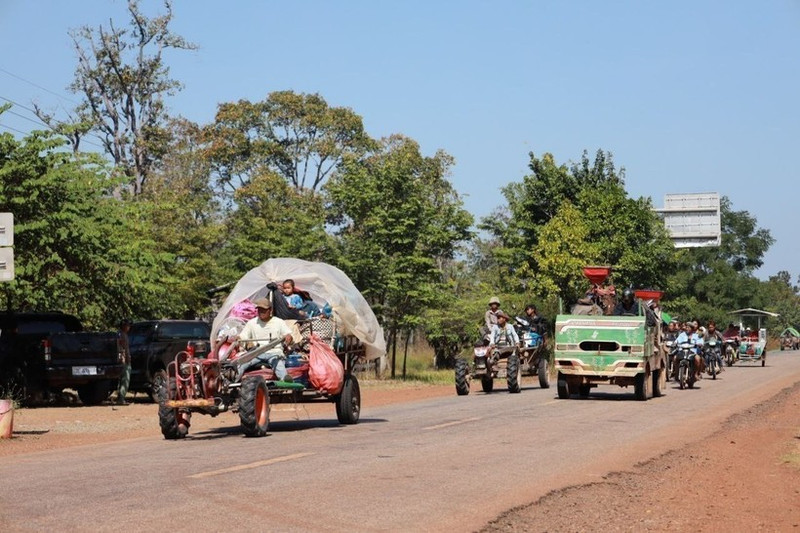 Residents in Cambodia's Preah Vihear province, bordering Thailand, evacuate to avoid conflict on December 8, 2025. (Photo: VNA)