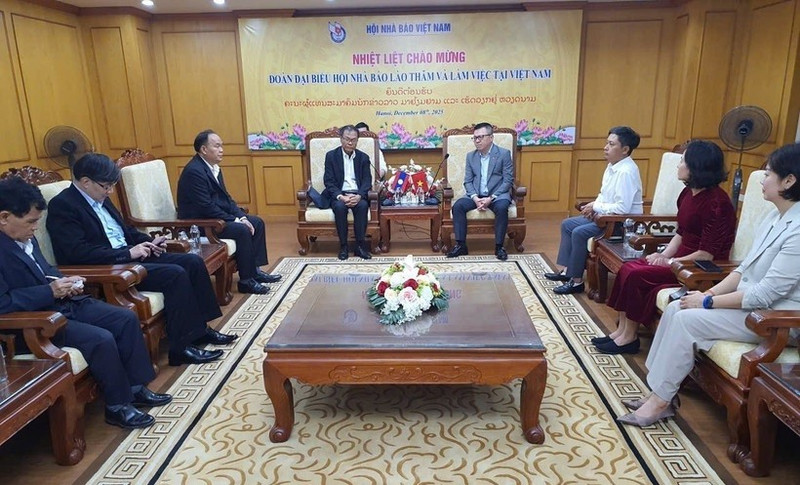 During the working session between President of the Lao Journalists’ Association (LJA) Savanhkhone Razmountry and Editor-in-Chief of Nhan Dan (People) newspaper and VJA Chairman Le Quoc Minh in Ha Noi on December 8, 2025 (Photo: VNA)