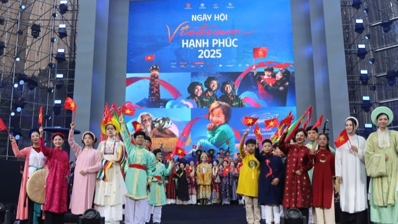 Recreating Vietnamese costumes through the ages at the Viet Nam Happy Fest 2025.