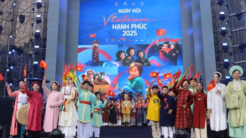 Recreating Vietnamese costumes through the ages at the Viet Nam Happy Fest 2025.