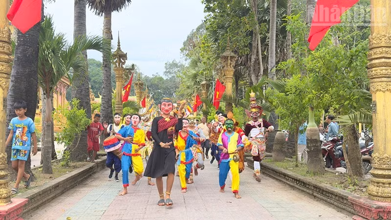 Khmer people in Vinh Long enjoy the festival.
