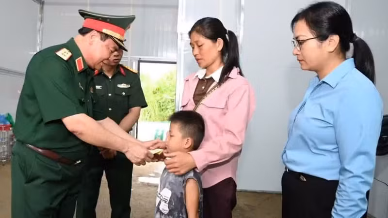 Leaders from Military Region 2 visit and present gifts to families who lost loved ones due to heavy rains and flooding, offering them words of encouragement. (Photo: HOANG TRUNG)