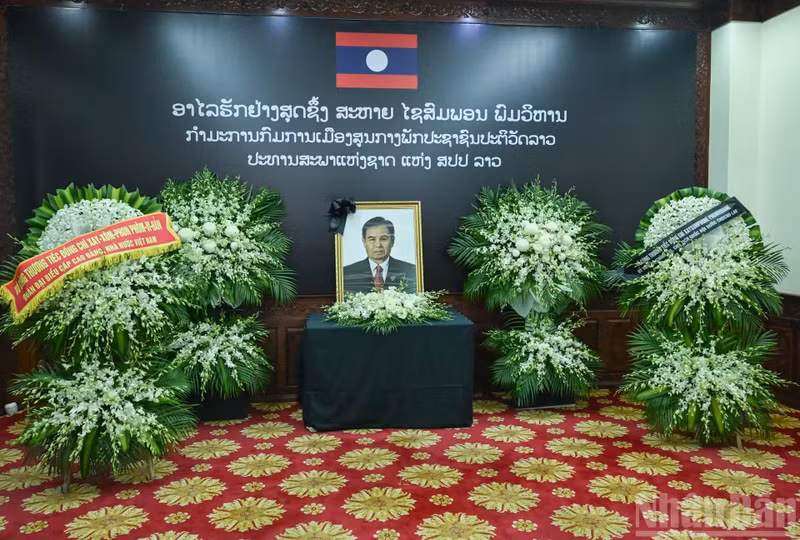 A solemn ceremony to pay tribute to the late Saysomphone Phomvihane, Politburo member and President of the Lao National Assembly, was held at the Lao Embassy. (Photo: DUY LINH)