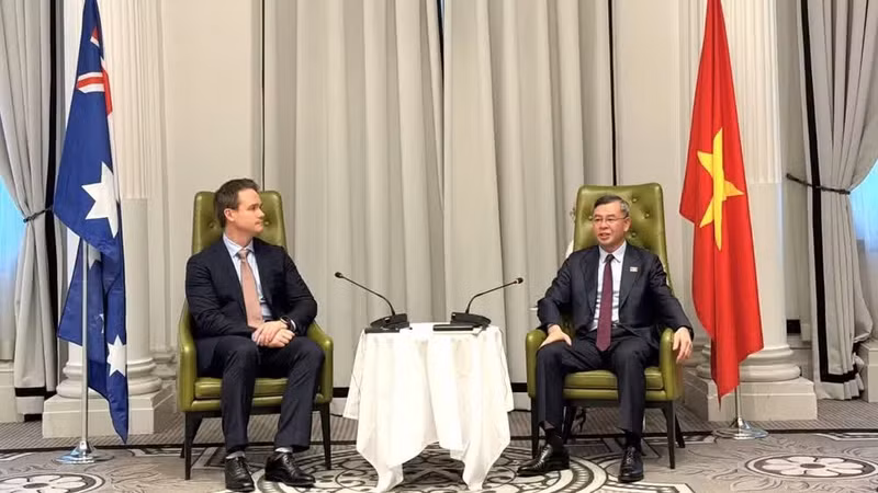 At the working session between Vietnamese Minister of Finance Ngo Van Tuan (right) and RMIT University’s Vice-Chancellor and President Professor Alec Cameron in Sydney on August 10 (Photo courtesy of the Ministry of Finance)