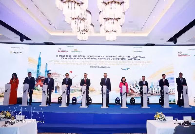 General Secretary of the Communist Party of Viet Nam Central Committee and President To Lam and officials at the ceremony marking 35 years of air and tourism connectivity between Viet Nam and Australia on August 10. (Photo: VNA)