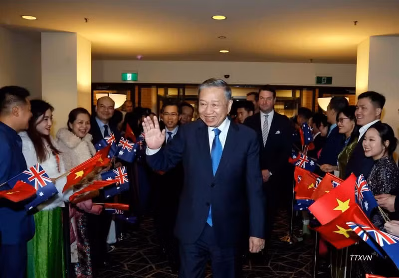 Officials and staff of the Vietnamese Embassy and representatives of the Vietnamese community in Australia welcome Party General Secretary and President To Lam at Canberra Airport on August 10, 2026. (Photo: VNA)