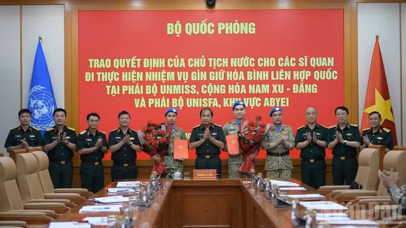 Deputy Chief of the General Staff of the VPA Senior Lieutenant General Phung Si Tan (centre) hands over the President’s decisions to the officers undertaking UN peacekeeping missions at the ceremony. (Photo: NDO)