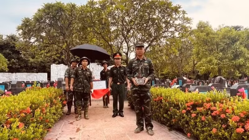 Officials and soldiers are preparing procedures to collect samples from the remains of fallen soldiers at Mai Dich Cemetery. (Photo: Dac Son)