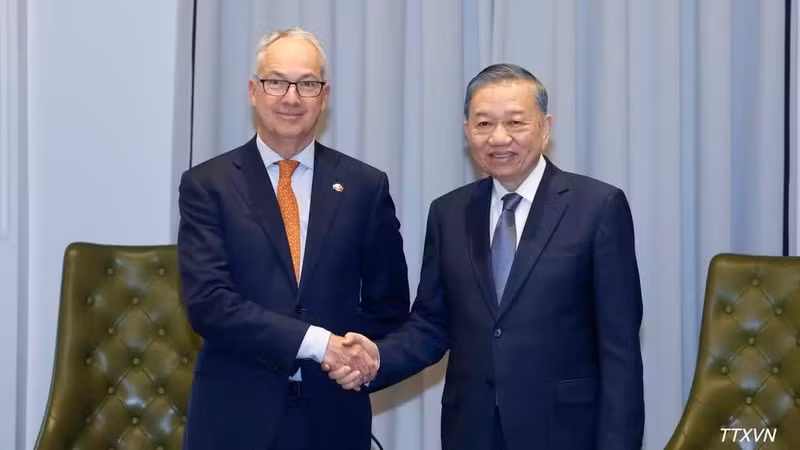 General Secretary of the Central Committee of the Communist Party of Viet Nam (CPV) and President To Lam (R) receives Nicholas Moore, Australia’s Special Envoy for Southeast Asia, in Sydney on August 10. (Photo: VNA)