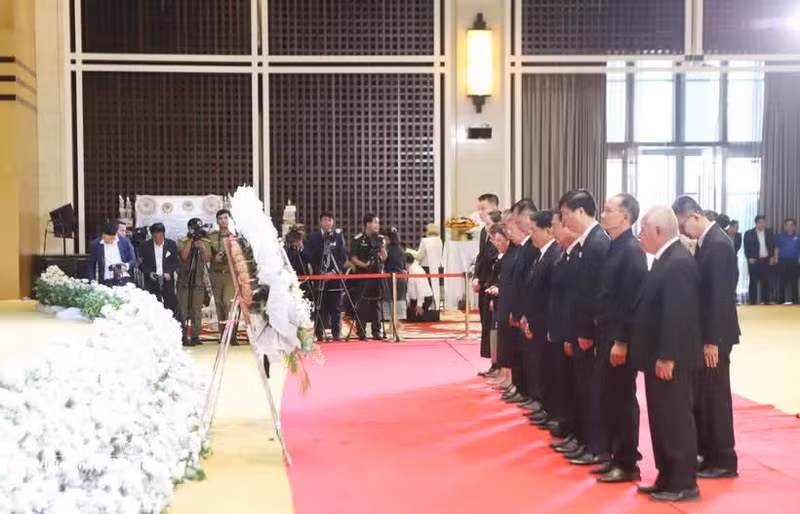 Representatives of the General Association of Vietnamese People in Laos and the Association of Vietnamese People in Vientiane lay a wreath and observe a minute of silence in memory of Lao National Assembly President Xaysomphone Phomvihane. (Photo: VNA)