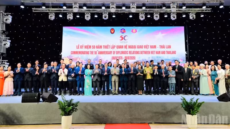 The delegates pose for a commemorative photo. (Photo: NDO)