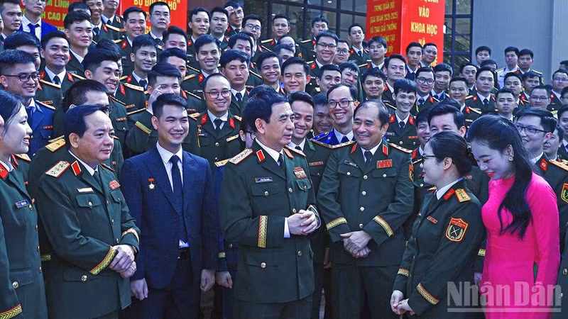 General Phan Van Giang discusses the Creative Youth movement in the army with delegates on the sidelines of the programme.