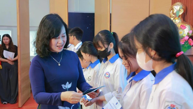 Minister of Health Dao Hong Lan presents gifts to children.