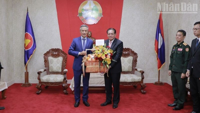 Ambassador Nguyen Minh Vu (left) congratulates Lao Ambassador Buakeo Phumvongsay on the occasion of the 50th anniversary of Lao National Day. (Photo courtesy of the Embassy of Viet Nam in Cambodia)