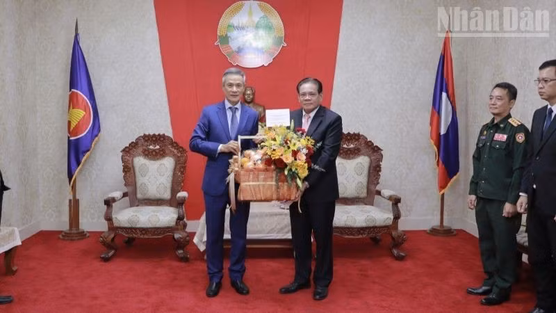 Ambassador Nguyen Minh Vu (left) congratulates Lao Ambassador Buakeo Phumvongsay on the occasion of the 50th anniversary of Lao National Day. (Photo courtesy of the Embassy of Viet Nam in Cambodia)