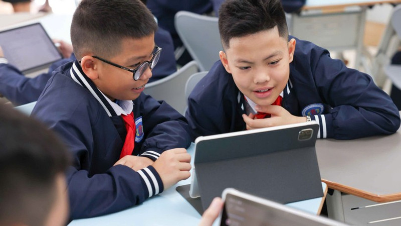 Compiling e-textbooks contributes to creating a rich source of digital learning materials (Photo: DAI THANG)